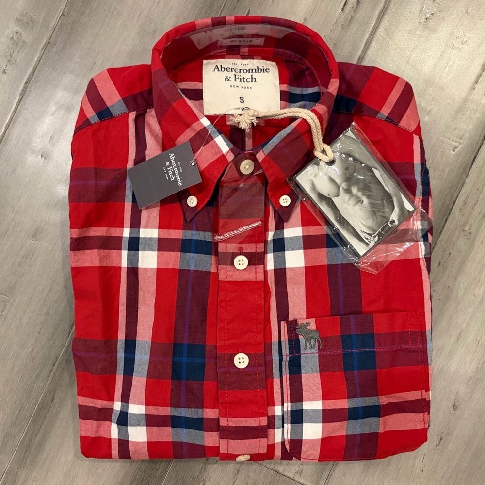 [NWT] Abercrombie & Fitch Red and Blue Plaid Button-Down Shirt, Mens Small